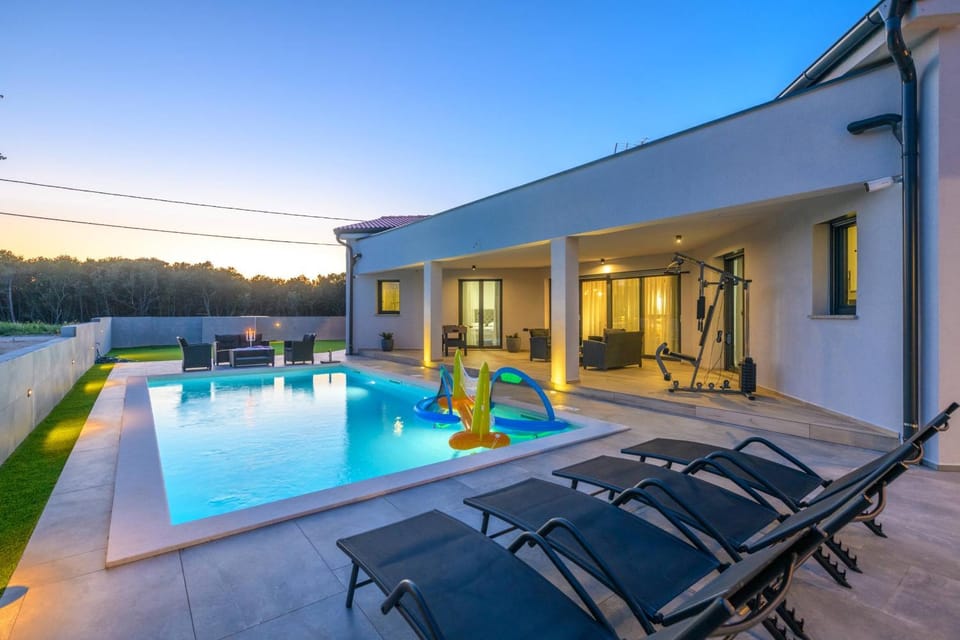 Property building, Swimming pool, sunbed