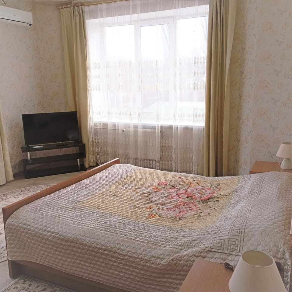 Communal lounge/ TV room, Bed, TV and multimedia, Photo of the whole room, Bedroom