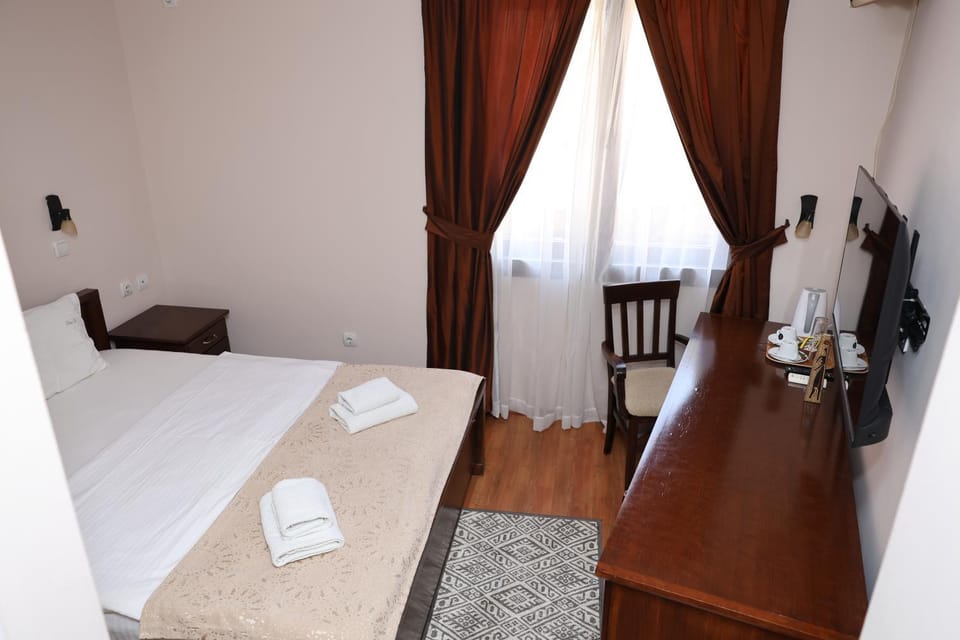 Bed, TV and multimedia, Photo of the whole room, Bedroom, towels