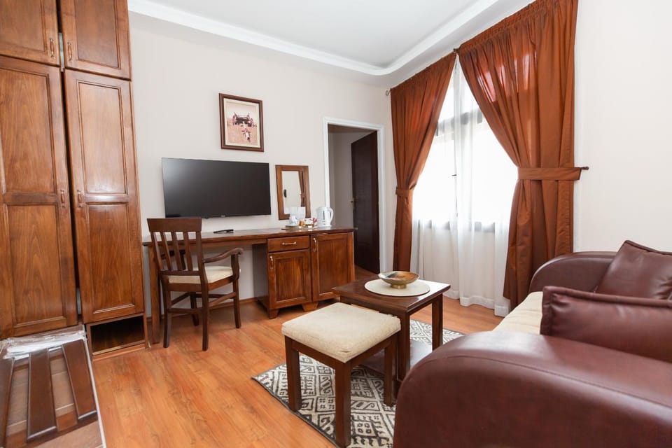 Bed, Living room, Photo of the whole room, Seating area