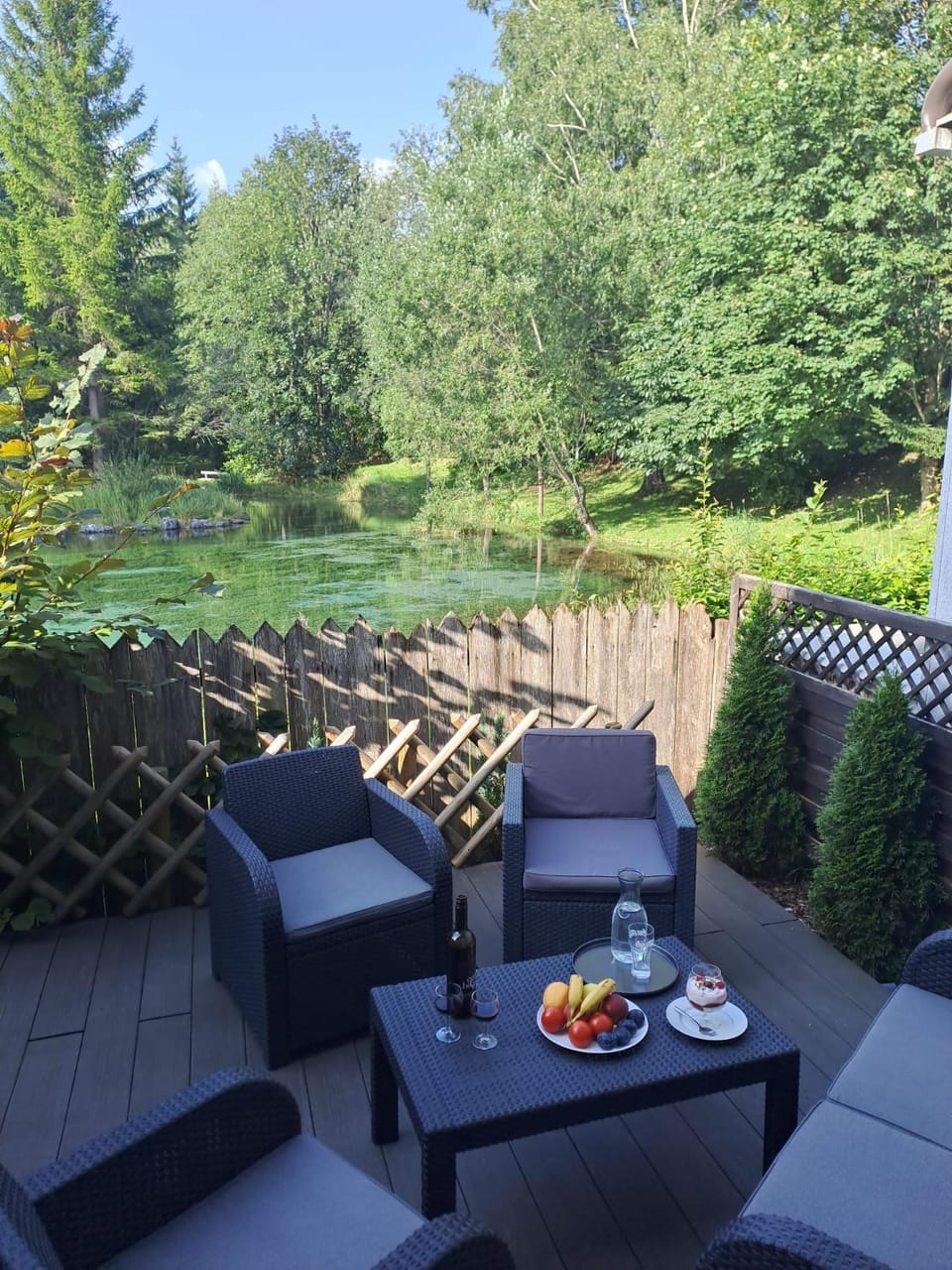 Garden, Garden, Food and drinks, Seating area, Garden view, Lake view