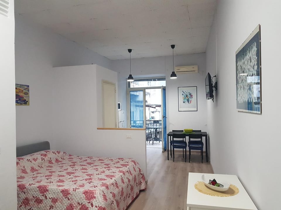 Bed, Living room, Photo of the whole room, Dining area, Bedroom