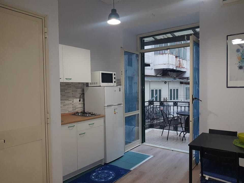 Kitchen or kitchenette, minibar