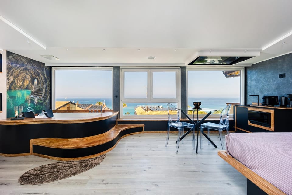 Bed, Hot Tub, Photo of the whole room, Bedroom, Sea view