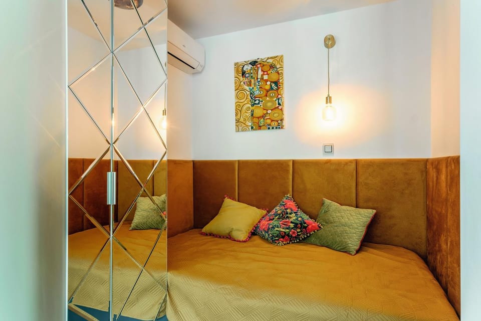 Bed, Seating area, Bedroom