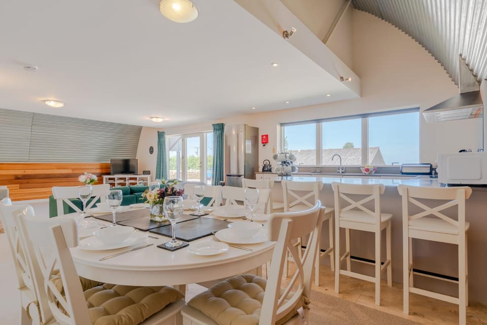 Kitchen or kitchenette, Living room, Dining area