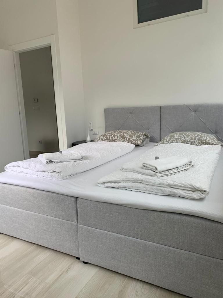 Bed, Bedroom, towels