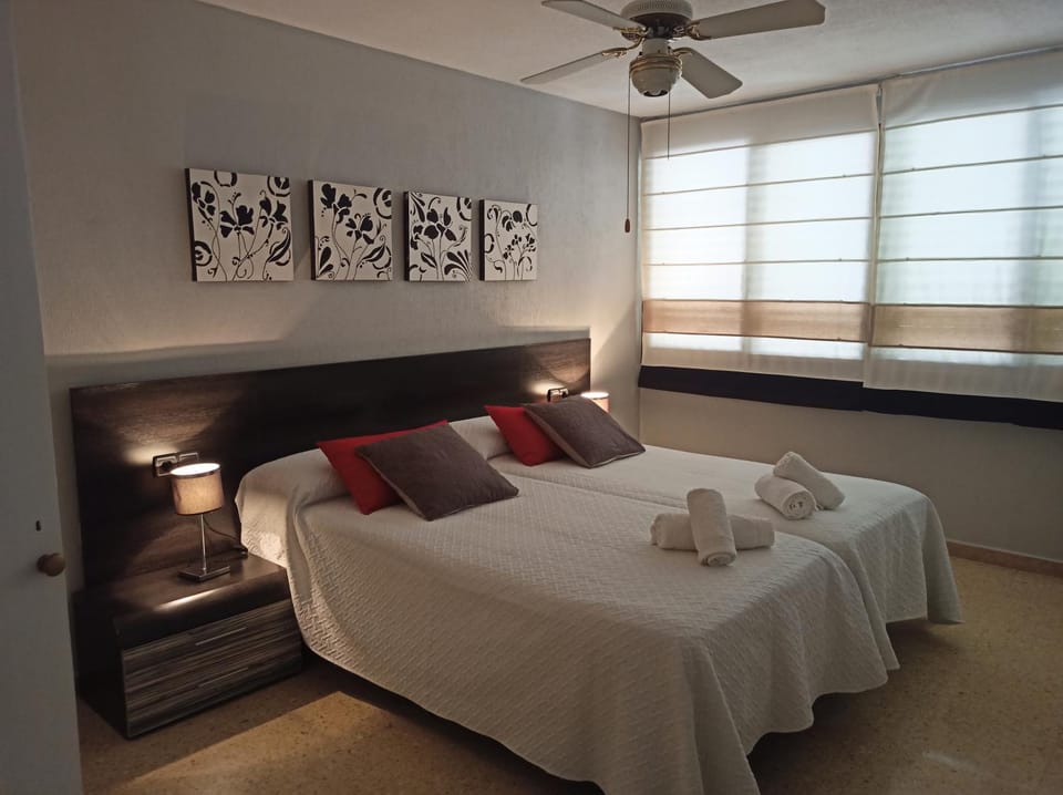 Bed, Photo of the whole room, Bedroom, fireplace, towels