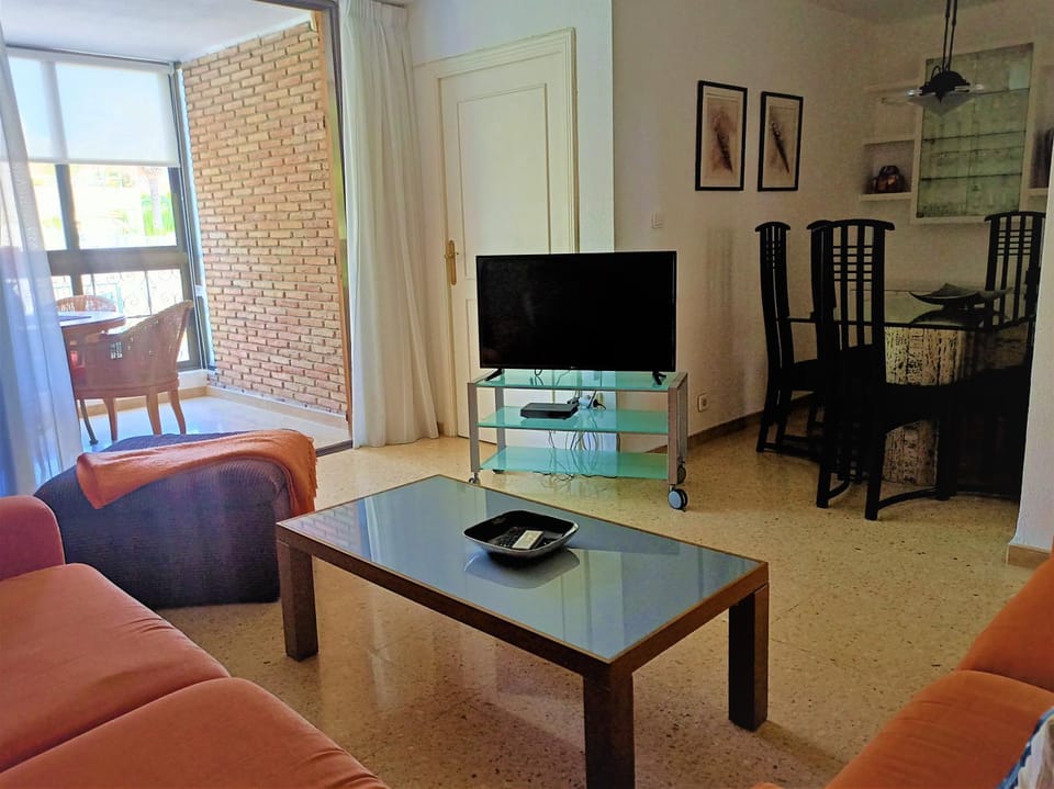 Communal lounge/ TV room, TV and multimedia, Living room, Seating area, Dining area, hair dresser
