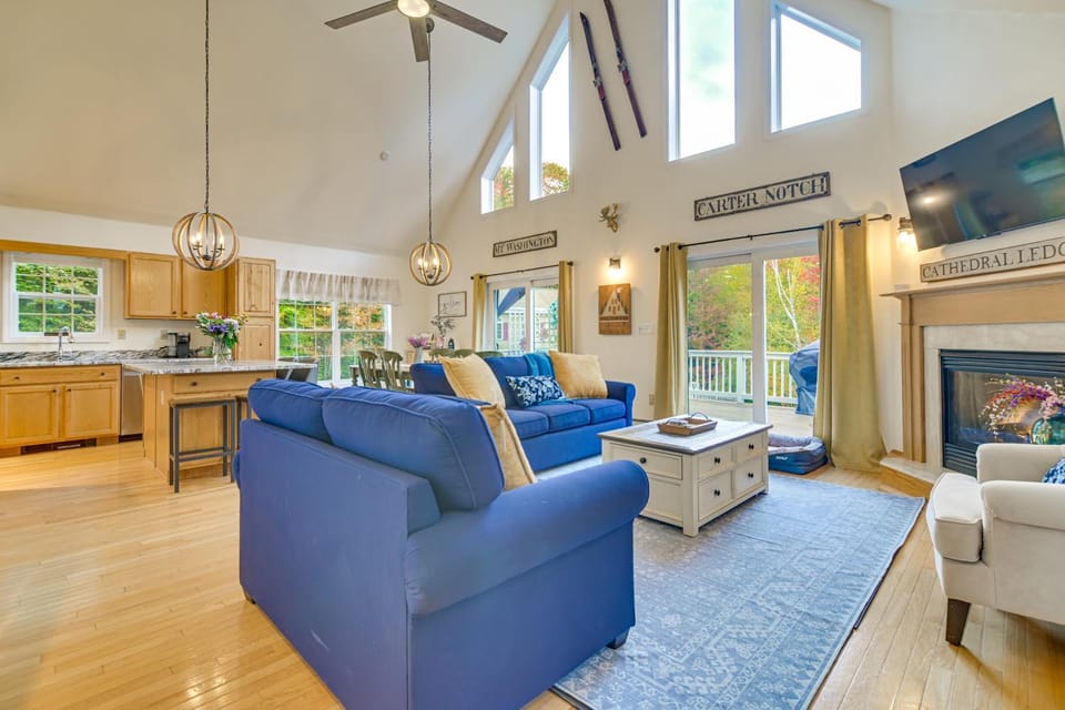 Hot Tub & Private Beach Access! North Conway Home House in Madison