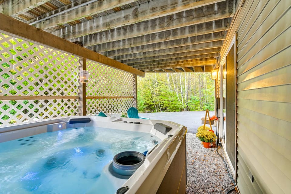 Hot Tub & Private Beach Access! Conway Home House in Madison
