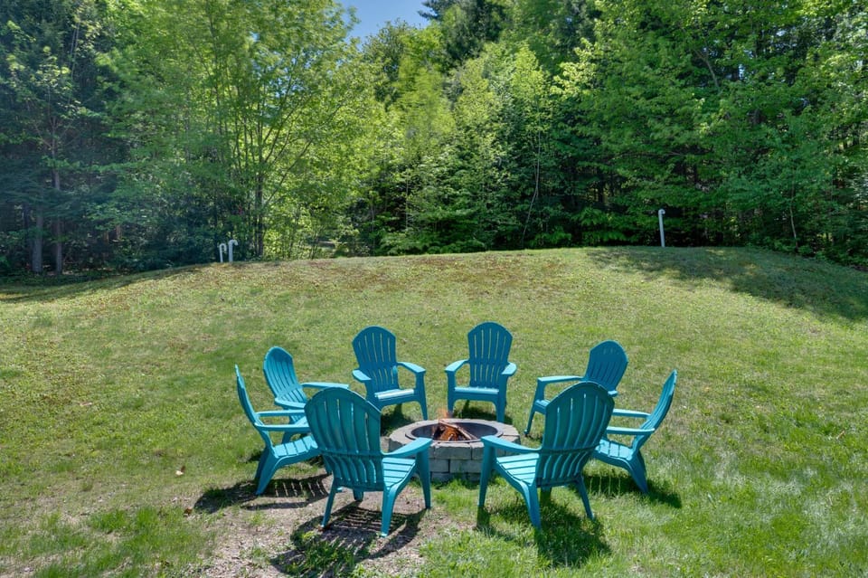 Hot Tub & Private Beach Access! North Conway Home House in Madison