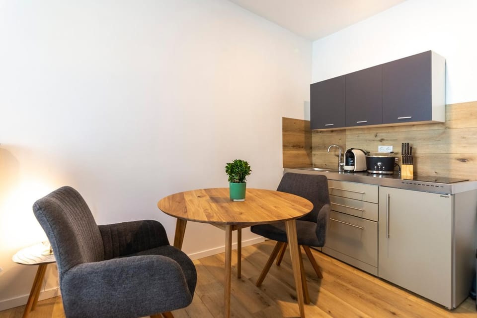 Kitchen or kitchenette, Seating area, Dining area
