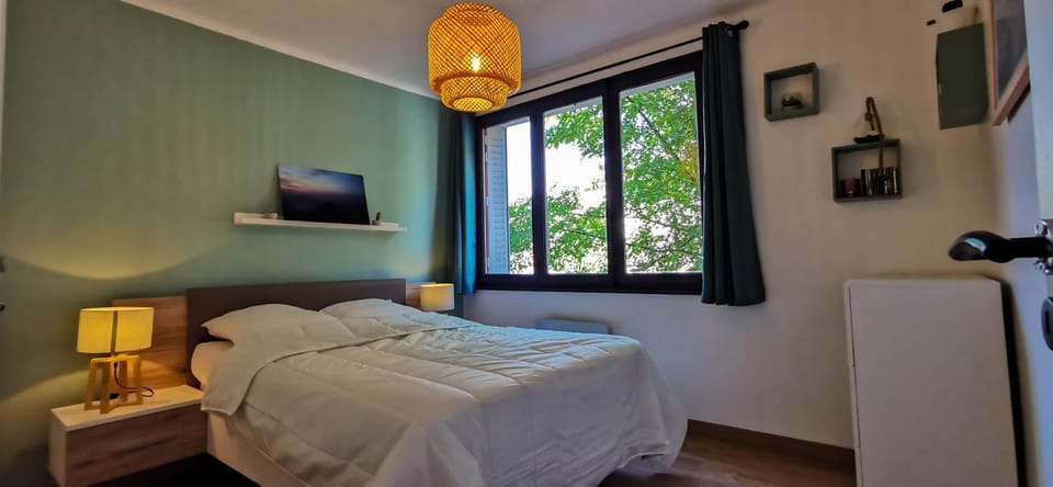 Bed, Photo of the whole room, Bedroom