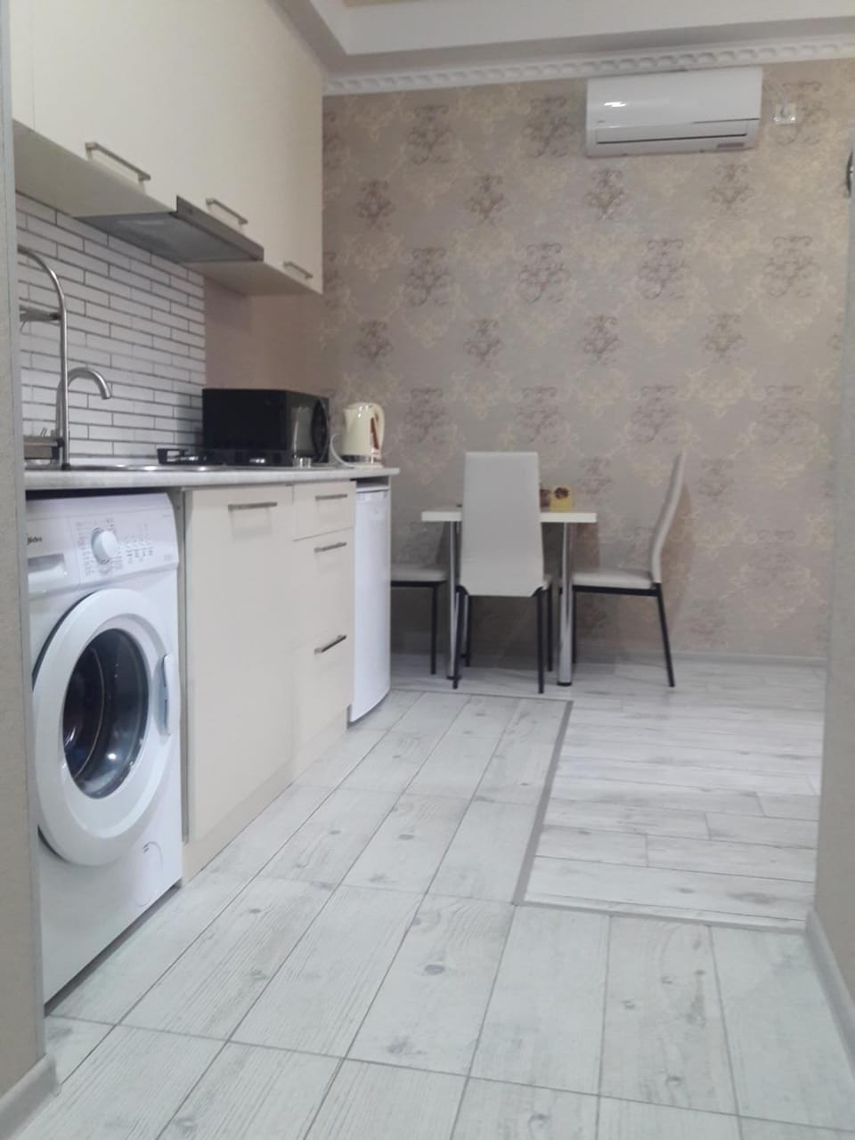 Kitchen or kitchenette, Dining area