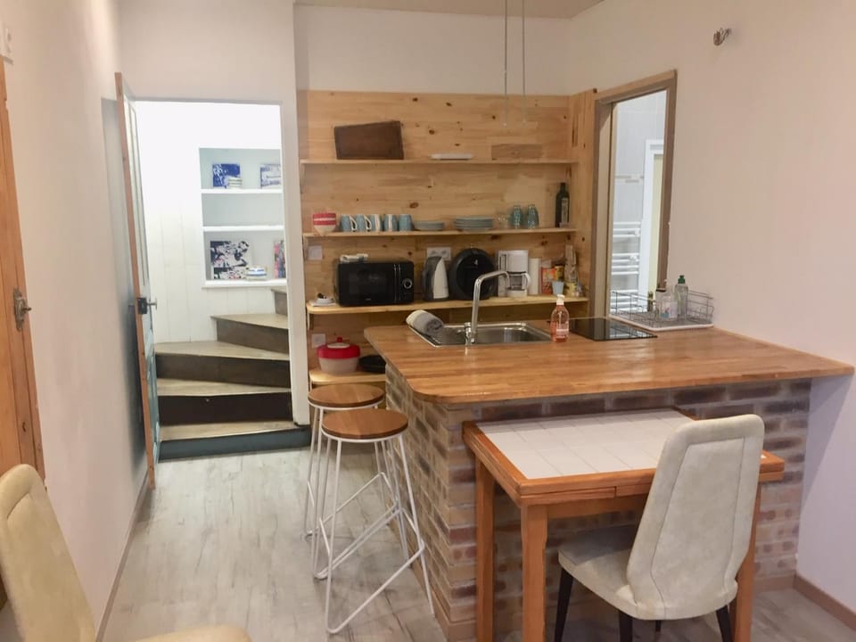 Kitchen or kitchenette, Dining area, minibar, oven, stove