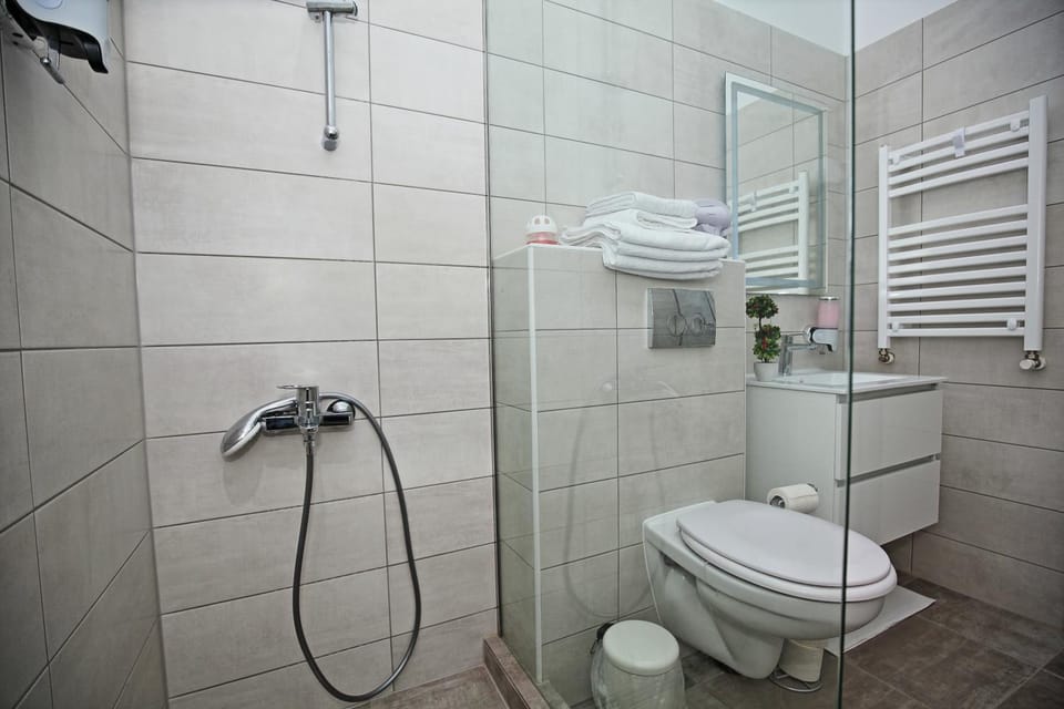 Shower, Bathroom, towels