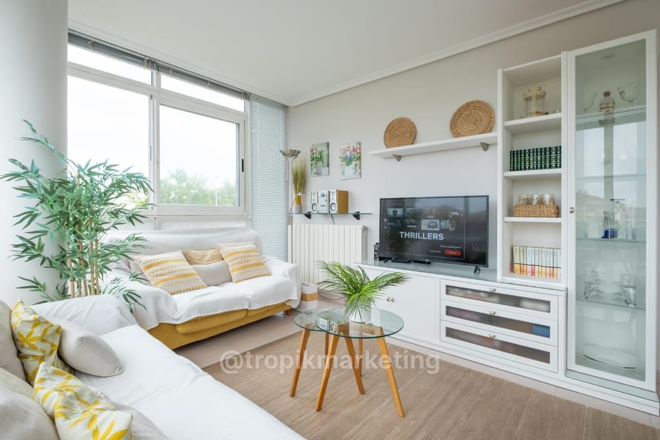 Communal lounge/ TV room, TV and multimedia, Living room, Seating area, internet