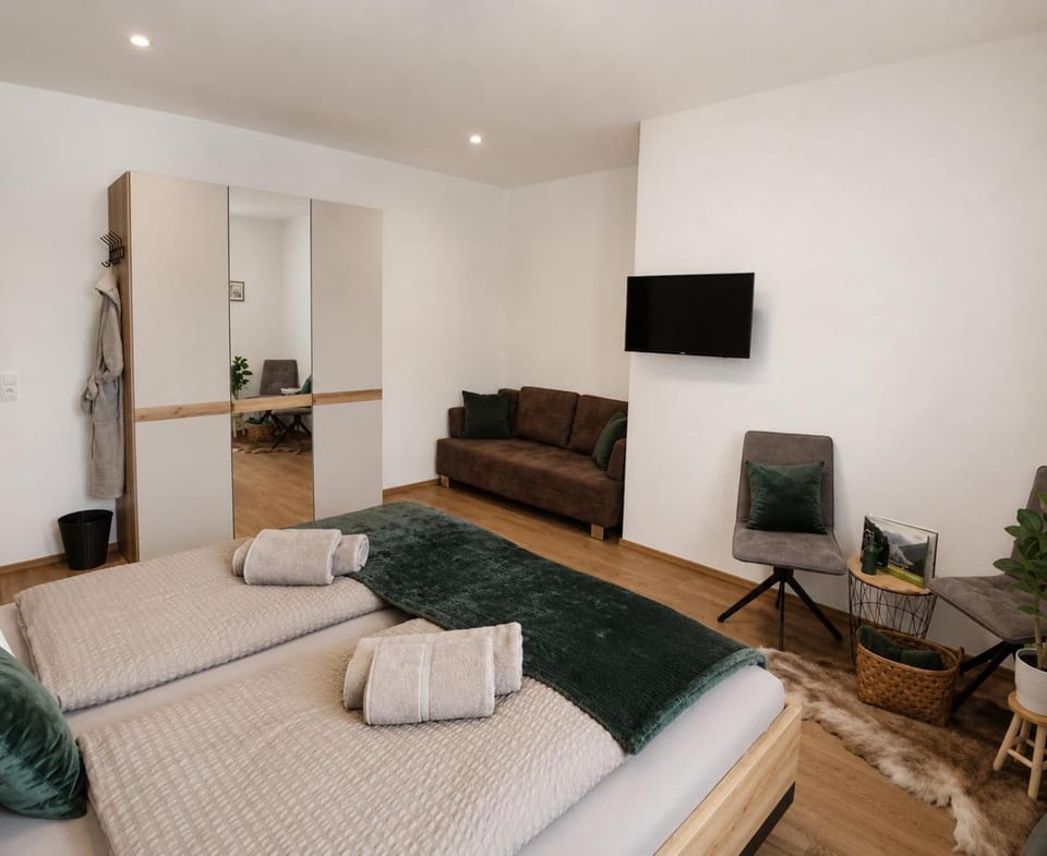 Bed, TV and multimedia, Photo of the whole room, Decorative detail, Seating area, Evening entertainment, Bedroom, Facility for disabled guests, pet friendly, towels, acessibility