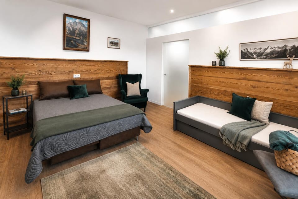 Bed, Living room, Photo of the whole room, Seating area, Bedroom, Facility for disabled guests, pet friendly, towels, acessibility