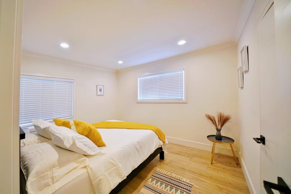 Bed, Photo of the whole room, Decorative detail, Bedroom