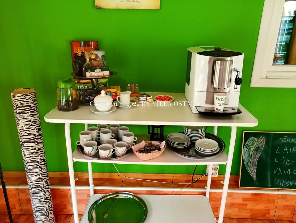 Coffee/tea facilities, Breakfast, room service