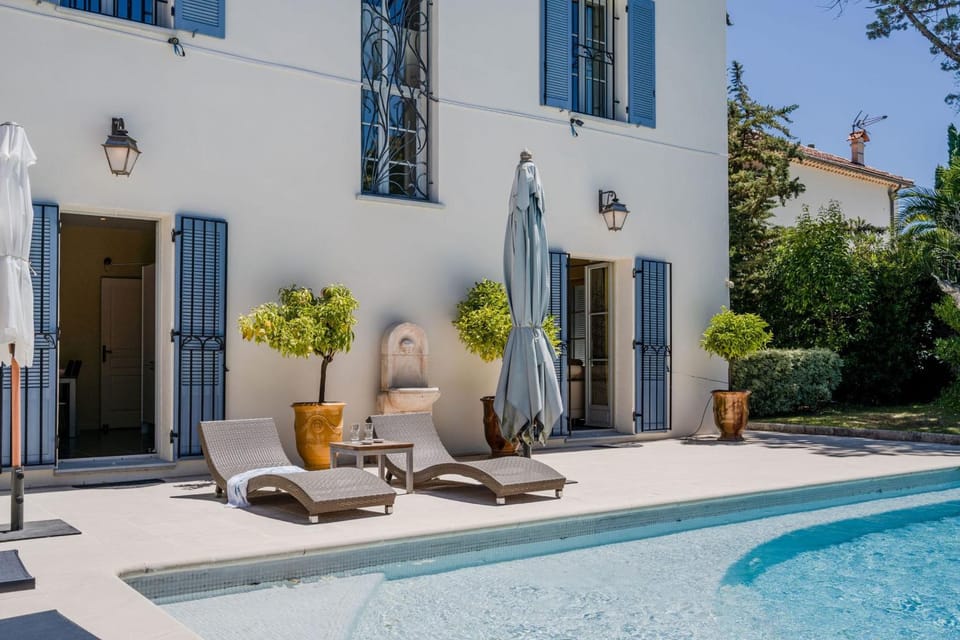 Swimming pool, sunbed