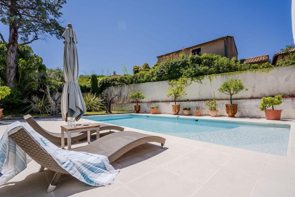 Patio, Swimming pool, sunbed