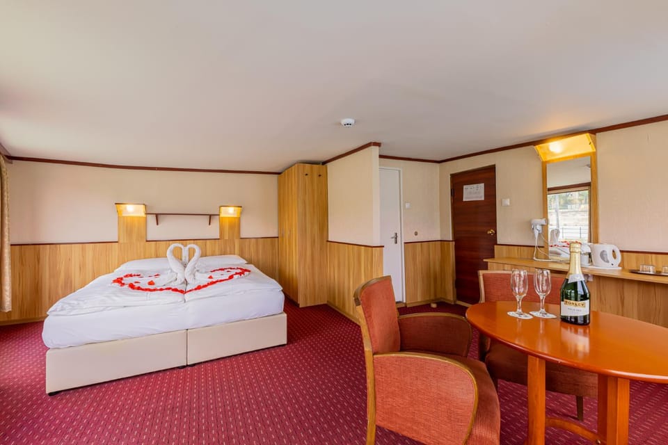 Bed, Living room, Photo of the whole room, Bedroom, wardrobe