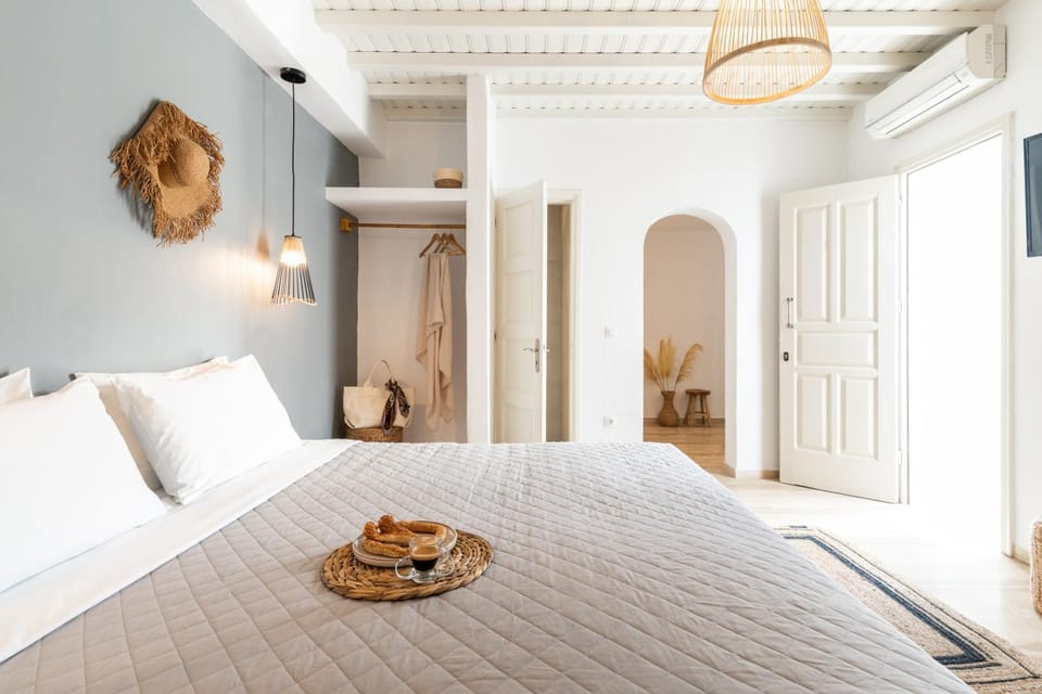 Photo of the whole room, Bedroom, wardrobe, air conditioner