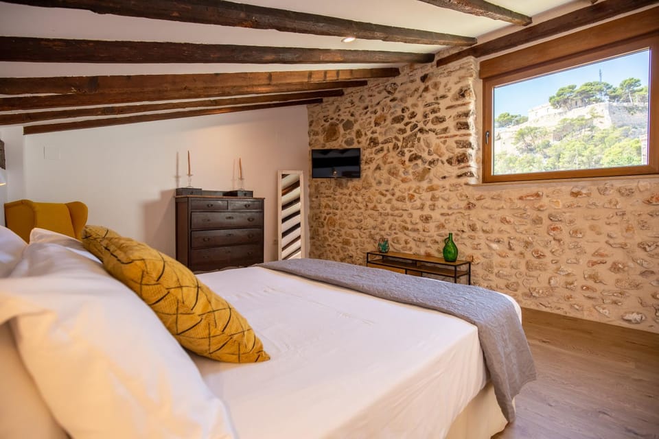 Bed, Photo of the whole room, City view