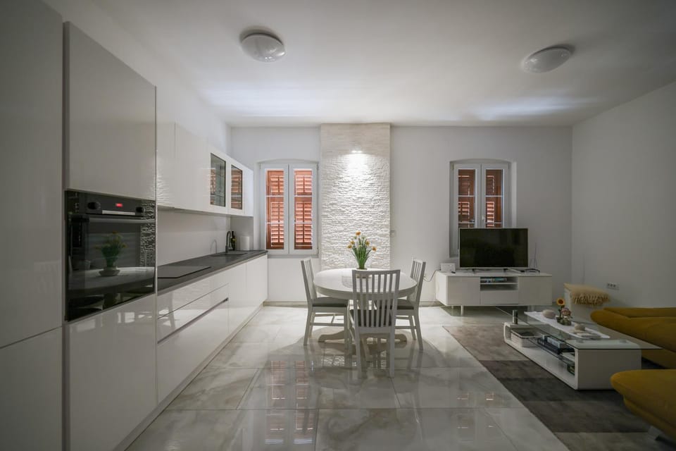 TV and multimedia, Kitchen or kitchenette, Living room, Seating area, Dining area, pet friendly, stove