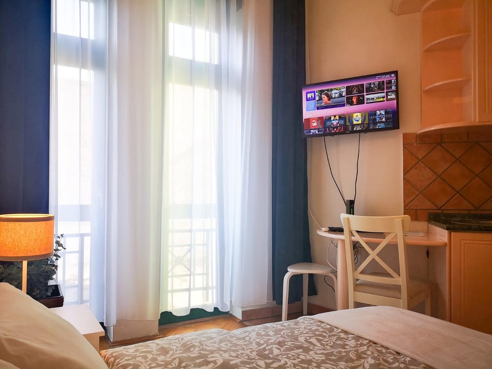 Bed, TV and multimedia, Photo of the whole room, Bedroom, hair dresser