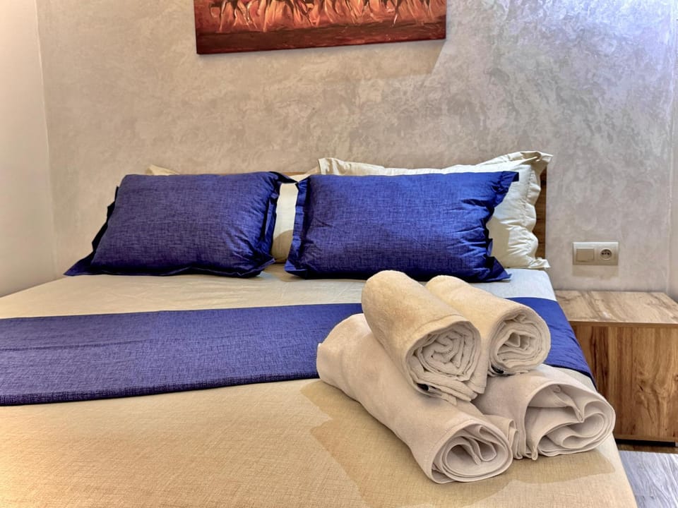 Bedroom, towels
