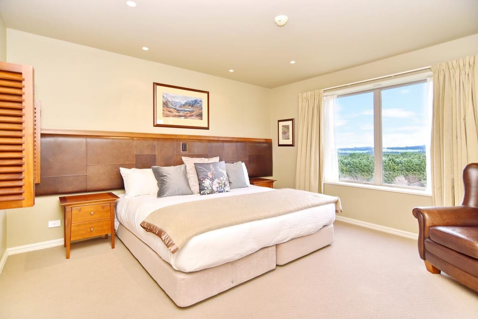 Bed, Bedroom, Mountain view