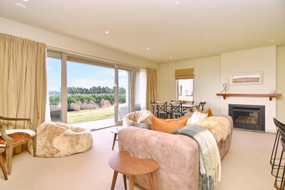 View (from property/room), Living room, Seating area, Dining area