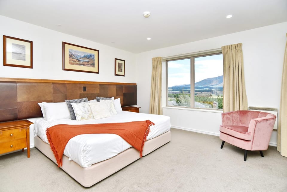 Bed, Seating area, Bedroom, Mountain view