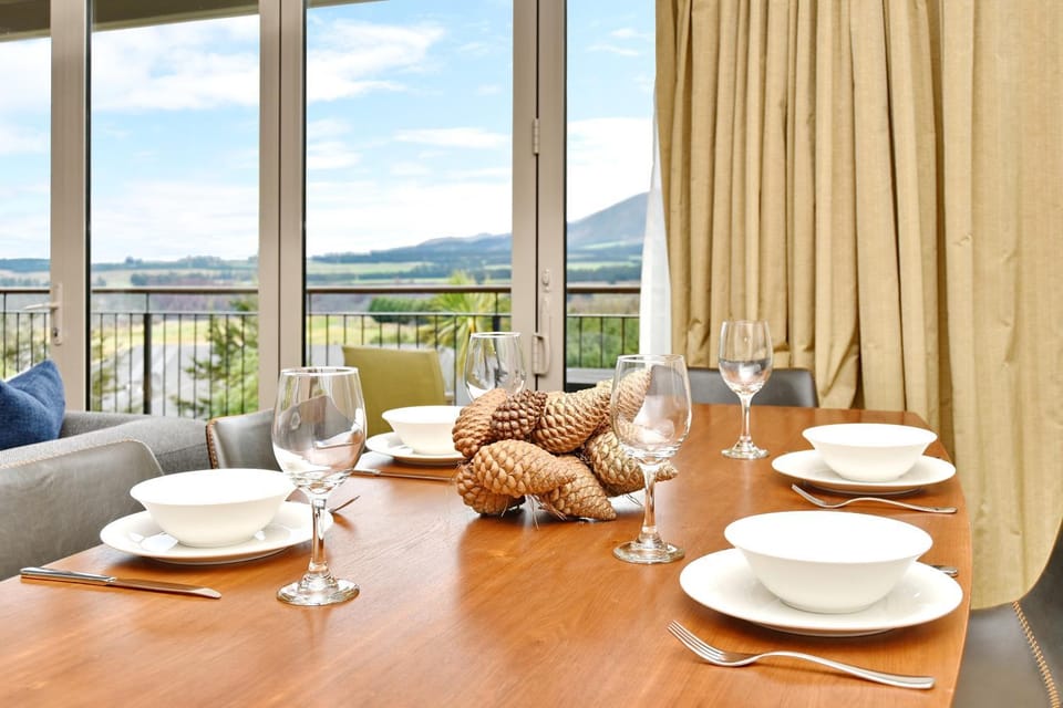 Seating area, Dining area