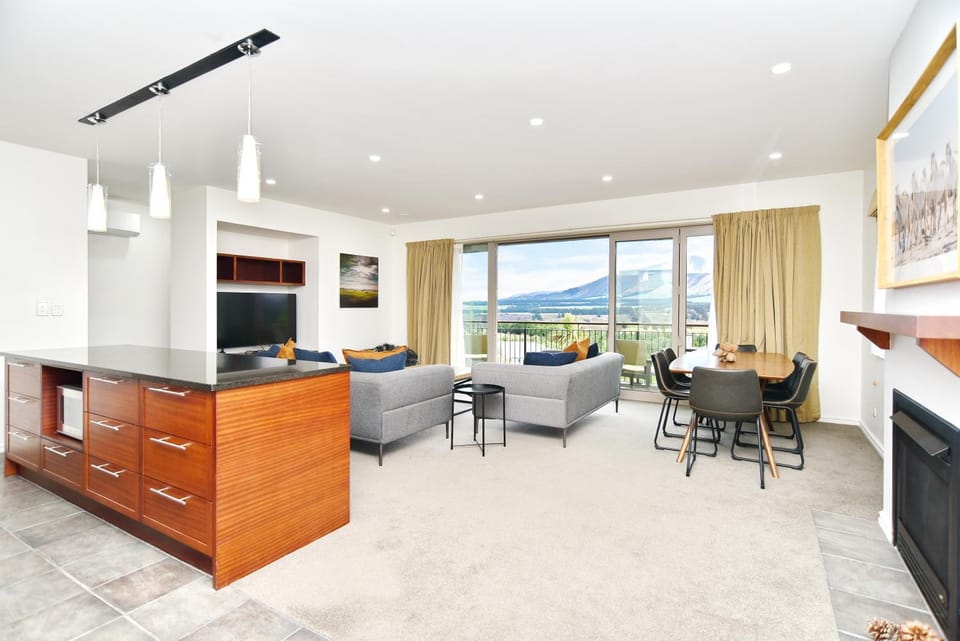 Kitchen or kitchenette, Living room, Seating area, Dining area