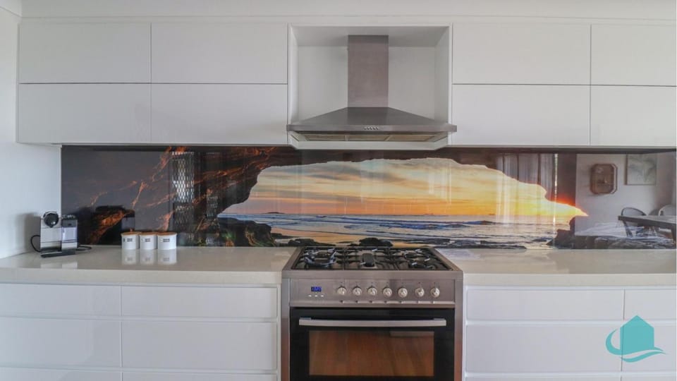 Kitchen or kitchenette, Floor plan, stove