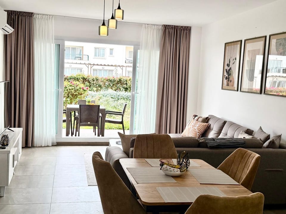 View (from property/room), Balcony/Terrace, Living room, Seating area, Dining area