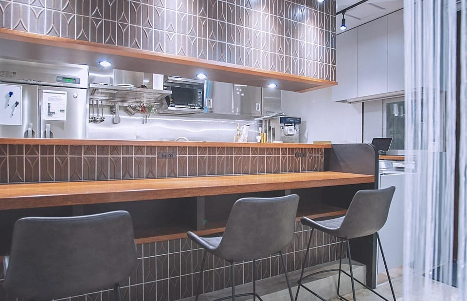 Restaurant/places to eat, Lounge or bar