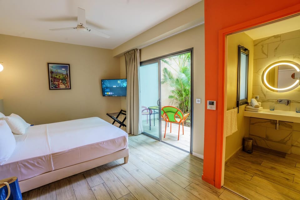 Photo of the whole room, Bedroom, Garden view