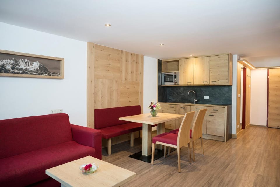Kitchen or kitchenette, Seating area, Dining area