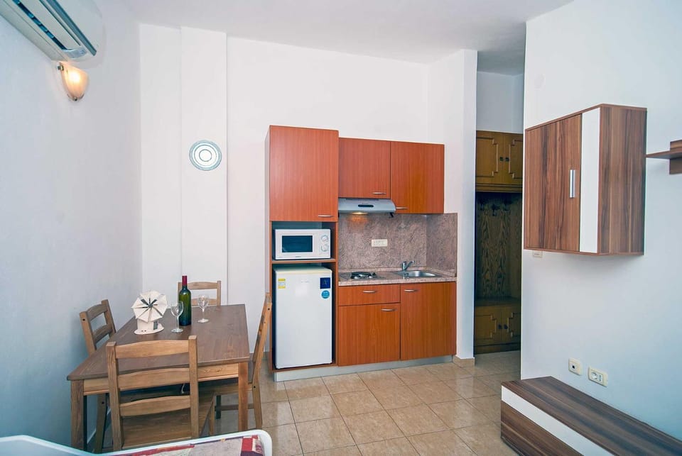 Kitchen or kitchenette, Dining area