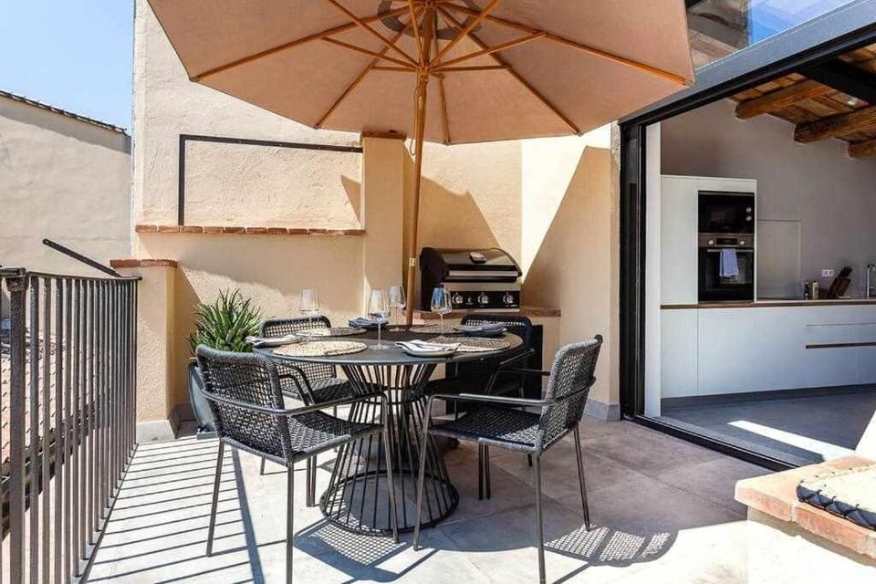 Velo Vern 3- Luxury penthouse w views of city wall Apartment in Girona