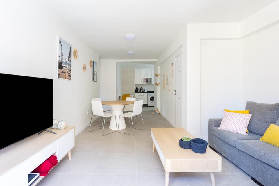 TV and multimedia, Living room, Lounge or bar, Seating area, Dining area