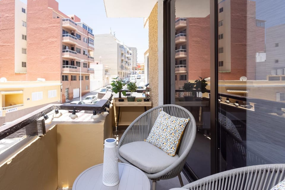 View (from property/room), Balcony/Terrace, City view, Sea view