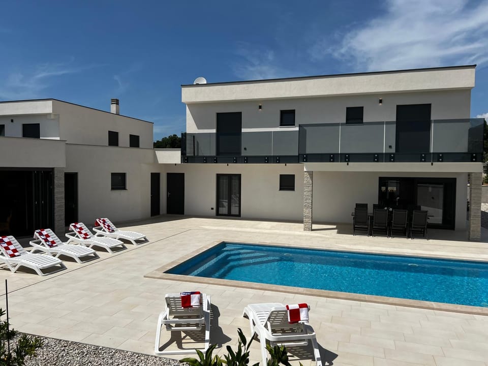 Pool view, Swimming pool, sunbed