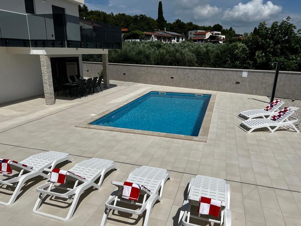 Pool view, Swimming pool, sunbed